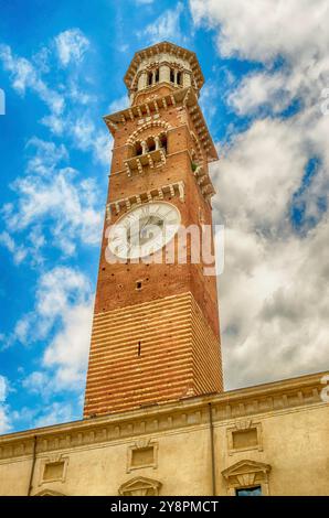 Lamberti-Turm, Teil des Palazzo della Ragione, auf der Piazza Signori in Verona, Italien Stockfoto