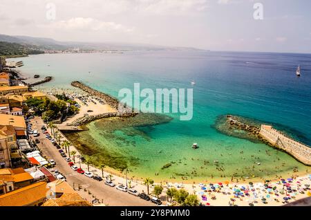 Vogelperspektive auf den Hafen von Pizzo Calabro, Italien Stockfoto