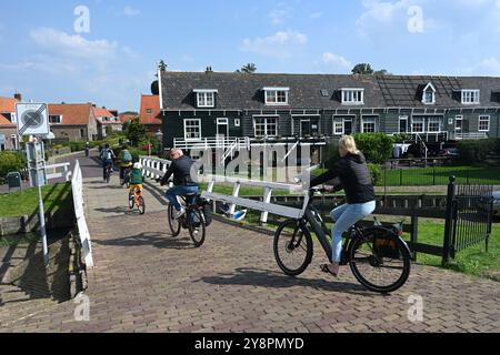 Marken, Niederlande - 25. August 2024: Die Menschen fahren im Dorf Marken mit dem Fahrrad. Stockfoto