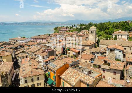 Luftaufnahme von Sirmione von der Scaliger Burg über den Gardasee, Italien Stockfoto