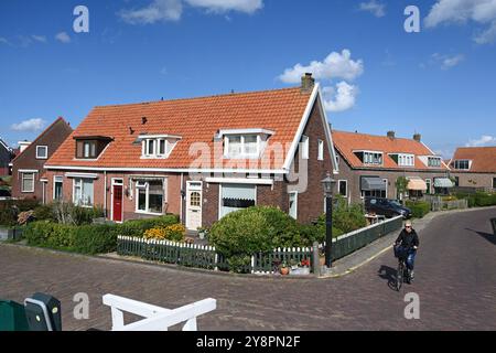 Marken, Niederlande - 25. August 2024: Die Menschen fahren im Dorf Marken mit dem Fahrrad. Stockfoto