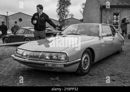 1974 Citroen SM, ausgestellt im Bicester Heritage Scramble am 6. Oktober 2024. Stockfoto