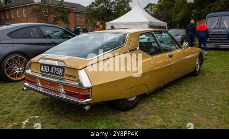 1974 Citroen SM, ausgestellt im Bicester Heritage Scramble am 6. Oktober 2024. Stockfoto