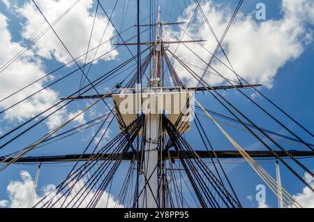 Schiffsmast der USS Constitution, eine schwere Fregatte mit Holzhüllen der United States Navy, die im Boston Harbor, USA, angedockt ist Stockfoto