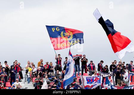 Bologna, Italien. Oktober 2024. Anhänger von Bologna während des Spiels der Serie A Enilive zwischen Bologna FC und Parma Calcio 1903 im Stadio Renato Dall’Ara am 6. Oktober 2024 in Bologna, Italien. Quelle: Giuseppe Maffia/Alamy Live News Stockfoto