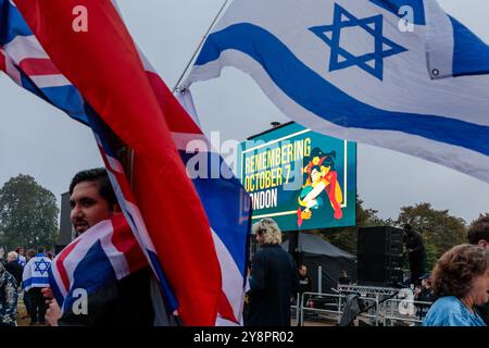 Hyde Park, London, Großbritannien. Oktober 2024. Die britische jüdische Gemeinde und Verbündete versammelten sich zu Tausenden, um den ersten Jahrestag seit dem brutalen Hamas-Angriff zu feiern, bei dem über 1.200 Menschen getötet und über 250 entführt wurden, von denen 101 in Gaza in Gefangenschaft bleiben. Im vergangenen Jahr gab es hier im Vereinigten Königreich auch einen beispiellosen Antisemitismus. Die Mutter der britischen Geisel Emily Damari, Mandy Damari (28 Jahre), sprach bei der Veranstaltung. Tracy Ann Oberman, Sir Simon Schama und Barak Deri, einer der ersten Soldaten, die nach dem Angriff in den Kibbuz Be'eri geschickt wurden, sprachen ebenfalls. Quelle: Amanda Rose/Alamy Live News Stockfoto