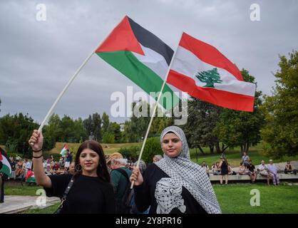 Athen, Griechenland. 5. Oktober 2024. Demonstranten halten palästinensische und libanesische Flaggen. Hunderte Demonstranten marschierten in den Straßen Athen gegen Kriege und in Solidarität mit dem Libanon und Palästina. Quelle: Dimitris Aspiotis/Alamy Stockfoto