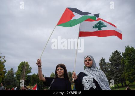 Athen, Griechenland. 5. Oktober 2024. Demonstranten halten palästinensische und libanesische Flaggen. Hunderte Demonstranten marschierten in den Straßen Athen gegen Kriege und in Solidarität mit dem Libanon und Palästina. Quelle: Dimitris Aspiotis/Alamy Stockfoto