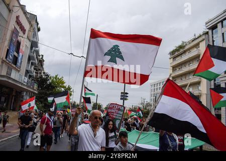 Athen, Griechenland. 5. Oktober 2024. Demonstranten marschieren mit palästinensischen und libanesischen Flaggen. Hunderte Demonstranten marschierten in den Straßen Athen gegen Kriege und in Solidarität mit dem Libanon und Palästina. Quelle: Dimitris Aspiotis/Alamy Stockfoto