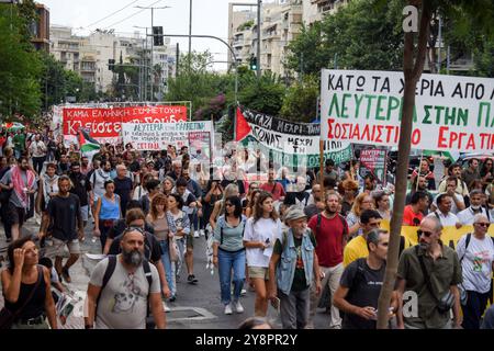 Athen, Griechenland. 5. Oktober 2024. Demonstranten marschieren mit Transparenten mit pro-palästinensischen Slogans. Hunderte Demonstranten marschierten in den Straßen Athen gegen Kriege und in Solidarität mit dem Libanon und Palästina. Quelle: Dimitris Aspiotis/Alamy Stockfoto