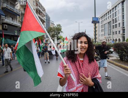 Athen, Griechenland. 5. Oktober 2024. Demonstranten marschieren mit palästinensischer Flagge. Hunderte Demonstranten marschierten in den Straßen Athen gegen Kriege und in Solidarität mit dem Libanon und Palästina. Quelle: Dimitris Aspiotis/Alamy Stockfoto