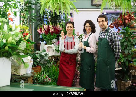 Floristen in Blumenladen. Stockfoto