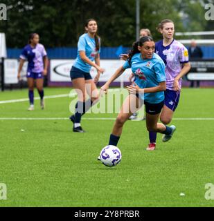 Brentwood Essex 6. Oktober 2024 Frauenfußball Brentwood Town Women (hellblaue Shirts) (3) vs She CAN Play Panthers (lila Shirts) (2) at the Arena, Brentwood Essex UK Credit: Ian Davidson/Alamy Live News Stockfoto