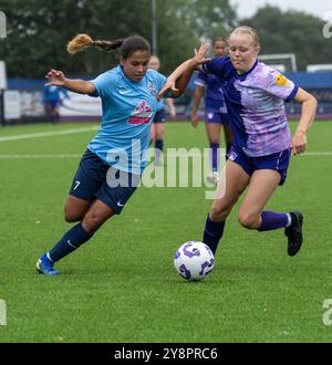 Brentwood Essex 6. Oktober 2024 Frauenfußball Brentwood Town Women (hellblaue Shirts) (3) vs She CAN Play Panthers (lila Shirts) (2) at the Arena, Brentwood Essex UK Credit: Ian Davidson/Alamy Live News Stockfoto