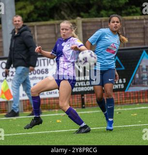 Brentwood Essex 6. Oktober 2024 Frauenfußball Brentwood Town Women (hellblaue Shirts) (3) vs She CAN Play Panthers (lila Shirts) (2) at the Arena, Brentwood Essex UK Credit: Ian Davidson/Alamy Live News Stockfoto