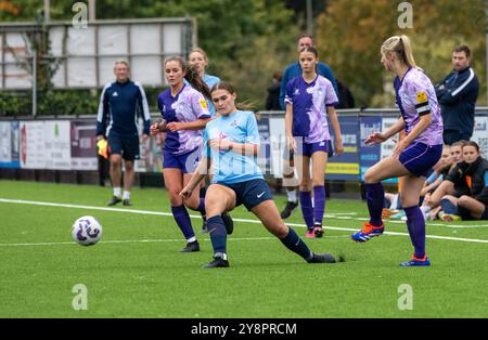 Brentwood Essex 6. Oktober 2024 Frauenfußball Brentwood Town Women (hellblaue Shirts) (3) vs She CAN Play Panthers (lila Shirts) (2) at the Arena, Brentwood Essex UK Credit: Ian Davidson/Alamy Live News Stockfoto