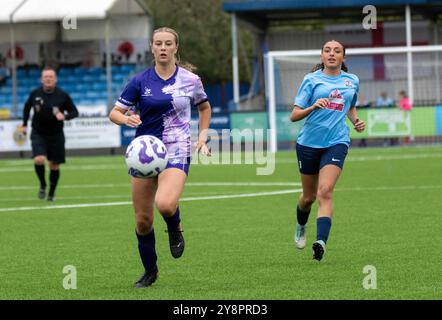 Brentwood Essex 6. Oktober 2024 Frauenfußball Brentwood Town Women (hellblaue Shirts) (3) vs She CAN Play Panthers (lila Shirts) (2) at the Arena, Brentwood Essex UK Credit: Ian Davidson/Alamy Live News Stockfoto