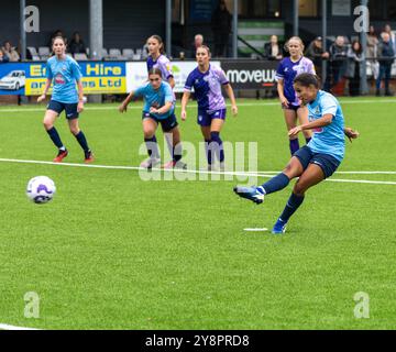 Brentwood Essex 6. Oktober 2024 Frauenfußball Brentwood Town Women (hellblaue Shirts) (3) vs She CAN Play Panthers (lila Shirts) (2) at the Arena, Brentwood Essex UK Credit: Ian Davidson/Alamy Live News Stockfoto