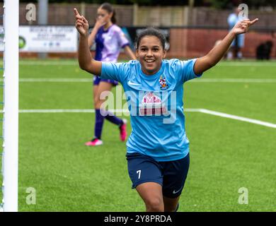 Brentwood Essex 6. Oktober 2024 Frauenfußball Brentwood Town Women (hellblaue Shirts) (3) vs She CAN Play Panthers (lila Shirts) (2) at the Arena, Brentwood Essex UK Credit: Ian Davidson/Alamy Live News Stockfoto