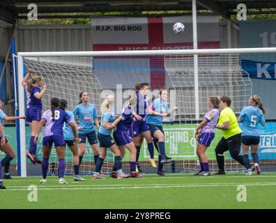 Brentwood Essex 6. Oktober 2024 Frauenfußball Brentwood Town Women (hellblaue Shirts) (3) vs She CAN Play Panthers (lila Shirts) (2) at the Arena, Brentwood Essex UK Credit: Ian Davidson/Alamy Live News Stockfoto