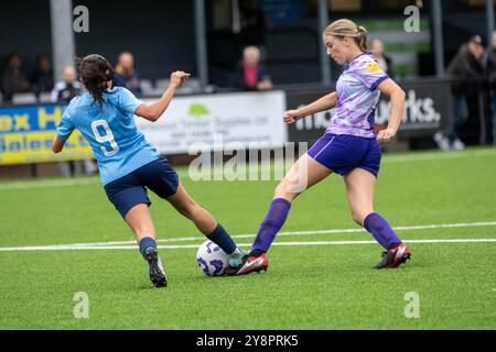 Brentwood Essex 6. Oktober 2024 Frauenfußball Brentwood Town Women (hellblaue Shirts) (3) vs She CAN Play Panthers (lila Shirts) (2) at the Arena, Brentwood Essex UK Credit: Ian Davidson/Alamy Live News Stockfoto