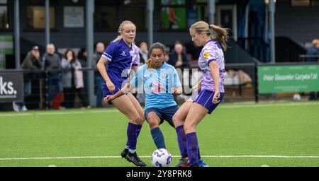 Brentwood Essex 6. Oktober 2024 Frauenfußball Brentwood Town Women (hellblaue Shirts) (3) vs She CAN Play Panthers (lila Shirts) (2) at the Arena, Brentwood Essex UK Credit: Ian Davidson/Alamy Live News Stockfoto