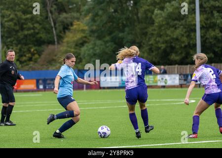 Brentwood Essex 6. Oktober 2024 Frauenfußball Brentwood Town Women (hellblaue Shirts) (3) vs She CAN Play Panthers (lila Shirts) (2) at the Arena, Brentwood Essex UK Credit: Ian Davidson/Alamy Live News Stockfoto