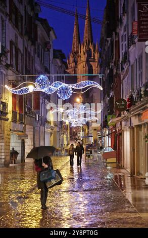 Regen, Weihnachtsdekoration, Kathedrale Sainte-Marie, Bayonne, Aquitaine, Pyrénées-Atlantiques Baskenland, 64, Frankreich. Stockfoto