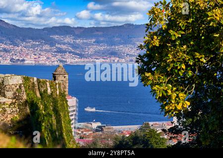 Ria de Vigo, Castillo de O Castro, Parque Monte do Castro, im Hintergrund mejilloneras und die Gemeinde Moaña in der Comarca del Morrazo, Vigo, Pontevedra, Galicien, Spanien. Die Ria de Vigo ist eine breite Mündung im Nordwesten Spaniens und gehört zur Provinz Pontevedra in der Region Galicien. Es ist ein beliebtes Touristenziel für seine einzigartigen Meereslandschaften und malerischen Landschaften. Auf der Ostseite der Ria de Vigo erhebt sich der Castillo de O Castro, ein Beispiel mittelalterlicher Militärarchitektur, erbaut vom galizischen Baumeister Fernán Pérez de Andrade zwischen dem cen Stockfoto