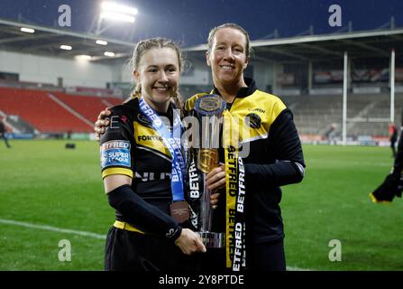 Georgie Hetherington aus York Valkyrie (links) feiert, nachdem sie zum Spieler des Spiels mit York Valkyrie-Cheftrainer Lindsay Anfield ernannt wurde, nachdem ihr Team das Betfred Women’s Super League Grand Final im Totally Wicked Stadium in Saint Helens gewonnen hatte. Bilddatum: Sonntag, 6. Oktober 2024. Stockfoto