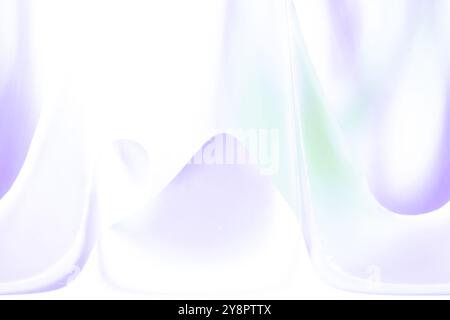 Ein traumhaftes abstraktes Design mit einem sanften Farbverlauf aus hellen Lila- und Grüntönen, das eine fließende, ätherische Atmosphäre mit subtilen Kurven und Glanz schafft Stockfoto