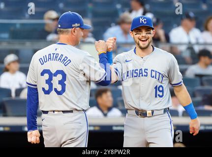 Bronx, Usa. Oktober 2024. Matt Quatraro, Manager der Kansas City Royals, und Michael Massey Bump Fäuste, als sie vor dem Spiel gegen die New York Yankees in Spiel eins der ALDS im Yankee Stadium am Samstag, 5. Oktober 2024 in New York City eingeführt werden. Foto: John Angelillo/UPI Credit: UPI/Alamy Live News Stockfoto