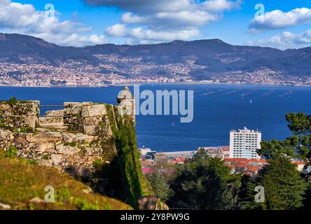 Ria de Vigo, Castillo de O Castro, Parque Monte do Castro, im Hintergrund mejilloneras und die Gemeinde Moaña in der Comarca del Morrazo, Vigo, Pontevedra, Galicien, Spanien. Die Ria de Vigo ist eine breite Mündung im Nordwesten Spaniens und gehört zur Provinz Pontevedra in der Region Galicien. Es ist ein beliebtes Touristenziel für seine einzigartigen Meereslandschaften und malerischen Landschaften. Auf der Ostseite der Ria de Vigo erhebt sich der Castillo de O Castro, ein Beispiel mittelalterlicher Militärarchitektur, erbaut vom galizischen Baumeister Fernán Pérez de Andrade zwischen dem cen Stockfoto