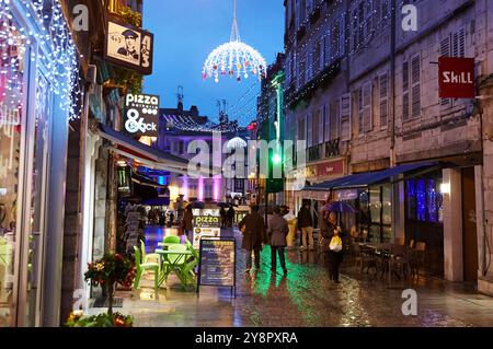 Regen, Weihnachts-shopping, Bayonne, Aquitaine, Pyrénées-Atlantiques, Baskenland, 64, Frankreich. Stockfoto