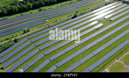 Dieser atemberaubende Blick aus der Luft fängt ein ausgedehntes Solarfeld ein und zeigt eine große Auswahl an Solarpaneelen, die die Energie der Sonne nutzen. Das geordnete Raster lag Stockfoto