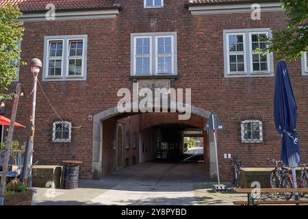 Bremen, Deutschland - 1. September 2024 - Backsteinhäuser am Teerhof an einem sonnigen Sommertag Stockfoto