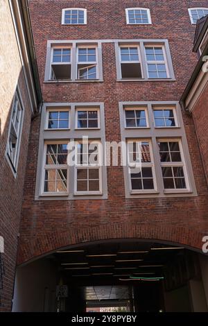 Bremen, Deutschland - 1. September 2024 - Backsteinhäuser am Teerhof an einem sonnigen Sommertag Stockfoto