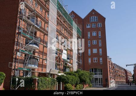 Bremen, Deutschland - 1. September 2024 - Backsteinhäuser am Teerhof an einem sonnigen Sommertag Stockfoto