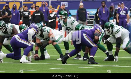 London, Großbritannien. Oktober 2024. Der New York Jets Quarter Back Aaron Rodgers erhält den Fußball in ihrem Spiel gegen die Minnesota Vikings in der White Hart Lane in London am Sonntag, den 6. Oktober 2024. Vikings besiegten die Jets mit 23:17. Foto: Hugo Philpott/UPI Credit: UPI/Alamy Live News Stockfoto