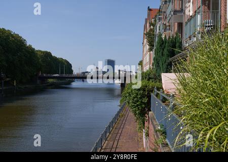 Bremen, Deutschland - 1. September 2024 - Backsteinhäuser am Teerhof an einem sonnigen Sommertag Stockfoto