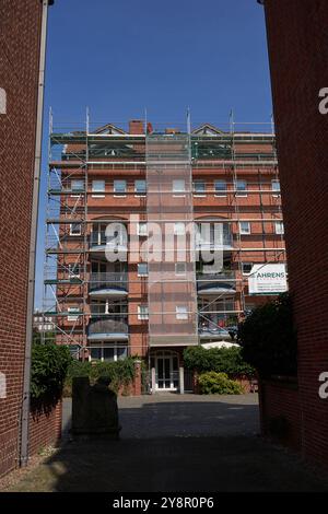 Bremen, Deutschland - 1. September 2024 - Backsteinhäuser am Teerhof an einem sonnigen Sommertag Stockfoto