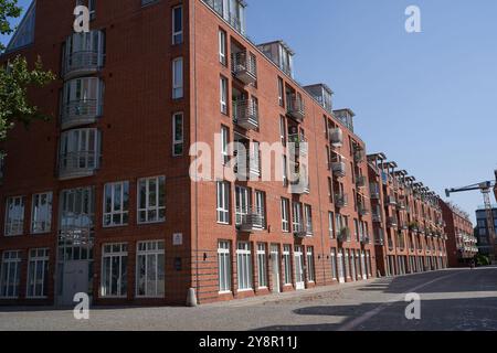 Bremen, Deutschland - 1. September 2024 - Backsteinhäuser am Teerhof an einem sonnigen Sommertag Stockfoto