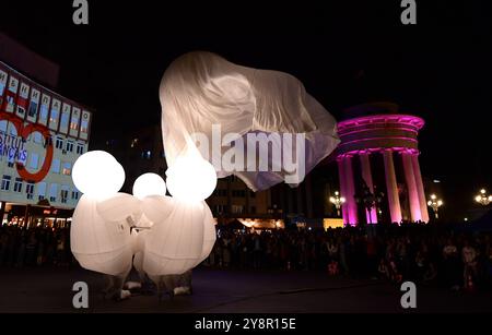 Die französische Theatertruppe Kidam La Compagnie des Quidams führt Herber’s Dream in den Straßen von Skopje während der Weißen Nacht in Skopje, Nordmakedonien, am 5. Oktober 2024 auf. IMAGO/PETR STOJANOVSKI Stockfoto