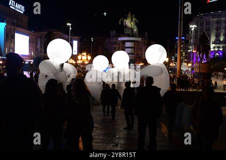 Die französische Theatertruppe Kidam La Compagnie des Quidams führt Herber’s Dream in den Straßen von Skopje während der Weißen Nacht in Skopje, Nordmakedonien, am 5. Oktober 2024 auf. IMAGO/PETR STOJANOVSKI Stockfoto