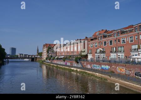 Bremen, Deutschland - 1. September 2024 - Backsteinhäuser am Teerhof an einem sonnigen Sommertag Stockfoto