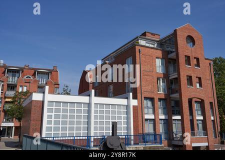 Bremen, Deutschland - 1. September 2024 - Backsteinhäuser am Teerhof an einem sonnigen Sommertag Stockfoto