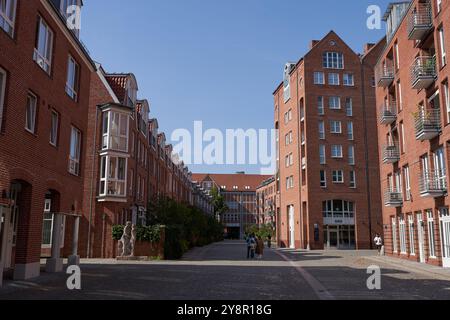 Bremen, Deutschland - 1. September 2024 - Backsteinhäuser am Teerhof an einem sonnigen Sommertag Stockfoto