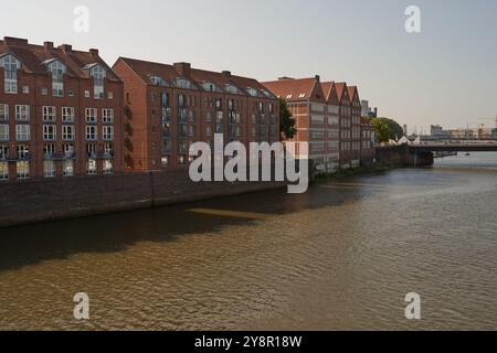 Bremen, Deutschland - 1. September 2024 - Backsteinhäuser am Teerhof an einem sonnigen Sommertag Stockfoto