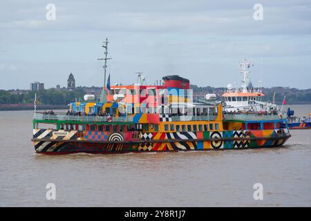 Farbenfrohe Fähre auf dem Fluss Mersey bei Liverpool Stockfoto