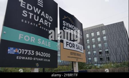 Wohneigentum zum Verkauf in Peterborough mit Schild für Immobilienmakler vor dem Haus. Stockfoto